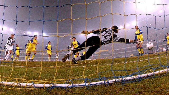 VERONA, ITALY - JANUARY 18:  Patrick Vieira of Juventus scores a goal past Alberto Fontana of Chievo during the Serie A match between Chievo and Juventus at the Stadio Marc' Antonio Bentegodi on January 18, 2006 in Verona, Italy.  (Photo by New Press/Getty Images) 