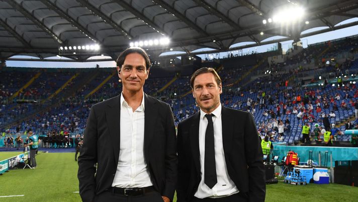 ROME, ITALY - JUNE 11: Former Footballers, Alessandro Nesta (L) and Francesco Totti pose for a photo prior to the UEFA Euro 2020 Championship Group A match between Turkey and Italy at the Stadio Olimpico on June 11, 2021 in Rome, Italy. (Photo by Claudio Villa/Getty Images) Sandro Nesta e i derby: “Da incubo a Roma, con serenità a Milano” - immagine 1