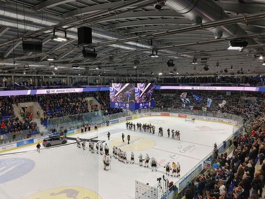 Hockey ghiaccio, il Lugano vince il derby ma i tifosi tremano: variante Omicron in curva- immagine 2