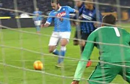Higuain abbatte Murillo e Miranda e raddoppia (foto: libero reporter.it) Higuain abbatte Murillo e Miranda e raddoppia (foto: libero reporter.it)