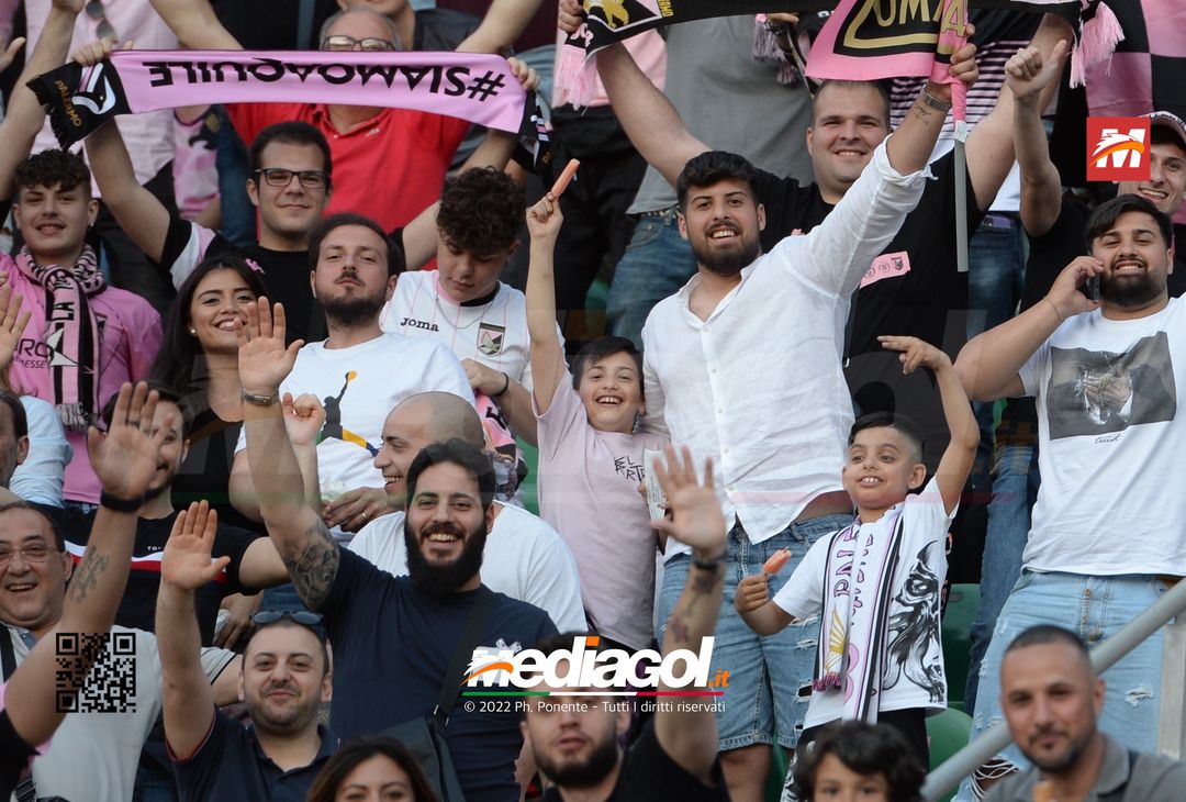 Fototifo, i tifosi allo stadio per Palermo-Feralpisaló 1-0 (gallery) - immagine 26