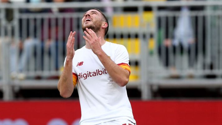 VENICE, ITALY - NOVEMBER 07: Jordan Veretout of Roma shows his dejection during the Serie A match between Venezia FC v AS Roma at Stadio Pier Luigi Penzo on November 07, 2021 in Venice, Italy. (Photo by Maurizio Lagana/Getty Images) Gazzetta: “Bufera Veretout: festa con la moglie positiva al Covid, a Trigoria…” - immagine 1