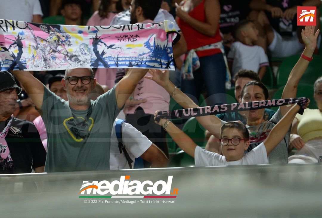 FOTOTIFO, Palermo-Genoa 1-0: i tifosi allo stadio “Renzo Barbera” (Gallery) - immagine 31