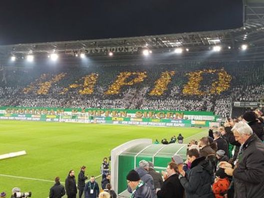 Grande coreografia per i tifosi di casa del Rapid Vienna nel derby finito 2-2 Derby di Bucarest, pochi biglietti alla Steaua: la curva del Rapid contesta il proprio club- immagine 2