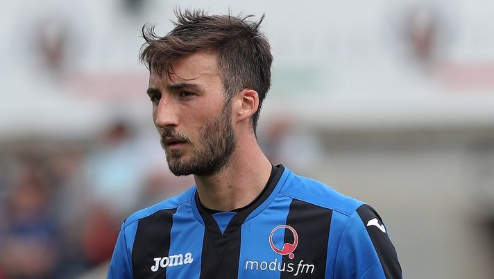 BERGAMO, ITALY - APRIL 29: Bryan Cristante of Atalanta BC looks on during the serie A match between Atalanta BC and Genoa CFC at Stadio Atleti Azzurri d'Italia on April 29, 2018 in Bergamo, Italy. (Photo by Marco Luzzani/Getty Images) BERGAMO, ITALY - APRIL 29: Bryan Cristante of Atalanta BC looks on during the serie A match between Atalanta BC and Genoa CFC at Stadio Atleti Azzurri d'Italia on April 29, 2018 in Bergamo, Italy. (Photo by Marco Luzzani/Getty Images)