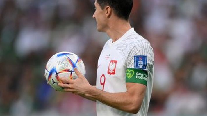 AL RAYYAN, QATAR - NOVEMBER 26: Robert Lewandowski of Poland looks on wearing the Save The Planet captain's armband during the FIFA World Cup Qatar 2022 Group C match between Poland and Saudi Arabia at Education City Stadium on November 26, 2022 in Al Rayyan, Qatar. (Photo by Justin Setterfield/Getty Images) Lewa, allenamento e dieta…all’inverso! Pesce a colazione - immagine 1