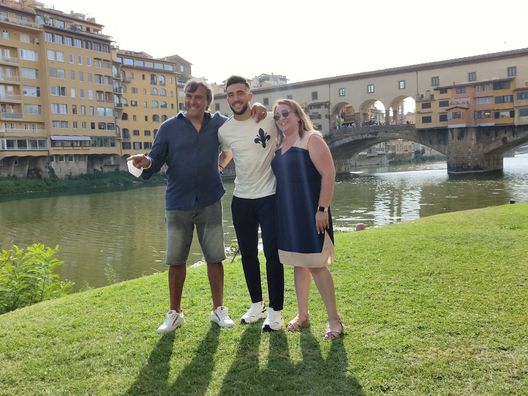 FOTO VN – Nico Gonzalez posa con la famiglia di fronte a Ponte Vecchio FOTO VN – Nico Gonzalez posa con la famiglia di fronte a Ponte Vecchio