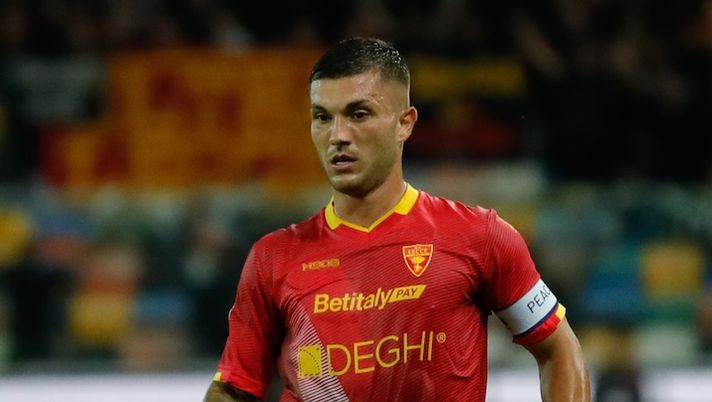 UDINE, ITALY - OCTOBER 23: Gabriel Strefezza of Lecce during the Serie A TIM match between Udinese Calcio and US Lecce at Bluenergy Stadium on October 23, 2023 in Udine, Italy. (Photo by Timothy Rogers/Getty Images) Lazio-Lecce, formazioni ufficiali: la scelta su Luis Alberto, Immobile e Romagnoli! Fuori Strefezza - immagine 1