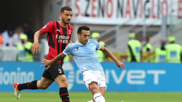 MILAN, ITALY - SEPTEMBER 12: Pedro (R) of SS Lazio competes for the ball with Alessandro Florenzi (L) of AC Milan during the Serie A match between AC Milan and SS Lazio at Stadio Giuseppe Meazza on September 12, 2021 in Milan, Italy. (Photo by Marco Luzzani/Getty Images) 