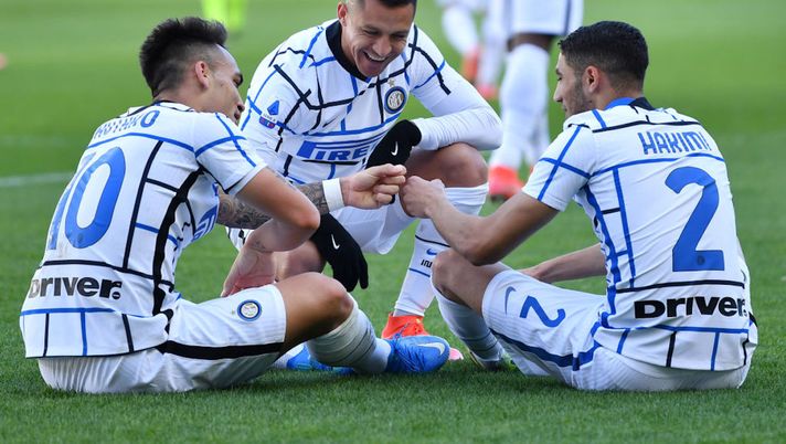 TURIN, ITALY - MARCH 14: Lautaro Martinez (L) of Internazionale celebrates with team mates (L - R) Alexis Sanchez and Achraf Hakimi after scoring their side's second goal during the Serie A match between Torino FC and FC Internazionale at Stadio Olimpico di Torino on March 14, 2021 in Turin, Italy. Sporting stadiums around Italy remain under strict restrictions due to the Coronavirus Pandemic as Government social distancing laws prohibit fans inside venues resulting in games being played behind closed doors. (Photo by Valerio Pennicino/Getty Images) TURIN, ITALY - MARCH 14: Lautaro Martinez (L) of Internazionale celebrates with team mates (L - R) Alexis Sanchez and Achraf Hakimi after scoring their side's second goal during the Serie A match between Torino FC and FC Internazionale at Stadio Olimpico di Torino on March 14, 2021 in Turin, Italy. Sporting stadiums around Italy remain under strict restrictions due to the Coronavirus Pandemic as Government social distancing laws prohibit fans inside venues resulting in games being played behind closed doors. (Photo by Valerio Pennicino/Getty Images)