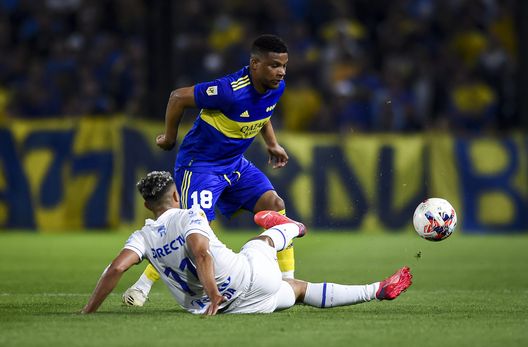 Frank Fabra del Boca Juniors in un contrasto con Martin Ojeda del Godoy Cruz (Getty Images) Frank Fabra del Boca Juniors in un contrasto con Martin Ojeda del Godoy Cruz (Getty Images)