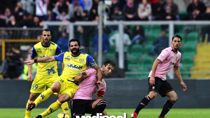 PALERMO, ITALY - DECEMBER 11: Sergio Pellissier (L) of Chievo Verona and Sinisa Andelkovic of Palermo fight for the ball during the Serie A match between US Citta di Palermo and AC ChievoVerona at Stadio Renzo Barbera on December 11, 2016 in Palermo, Italy.  (Photo by Getty Images/Getty Images) 