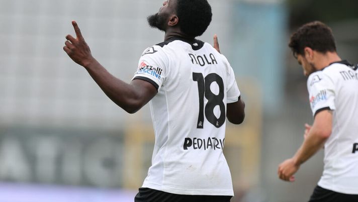 LA SPEZIA, ITALY - MAY 15: Mbala Nzola of Spezia Calcio celebrates after scoring a goal during the Serie A match between Spezia Calcio and Torino FC at Stadio Alberto Picco on May 15, 2021 in La Spezia, Italy. (Photo by Gabriele Maltinti/Getty Images) Convocati, tutte le decisioni LIVE: torna Veloso, fuori Giroud e Bourabia, la scelta su Nzola - immagine 1