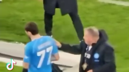 Kvaratskhelia non prende bene la sostituzione: la sua reazione all’uscita dal campo