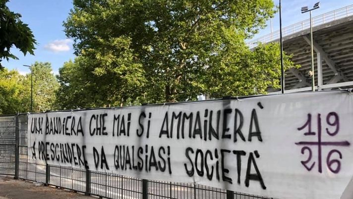 FOTO &#8211; Striscioni contro Pradè e Barone e pro Antognoni appesi allo stadio 
