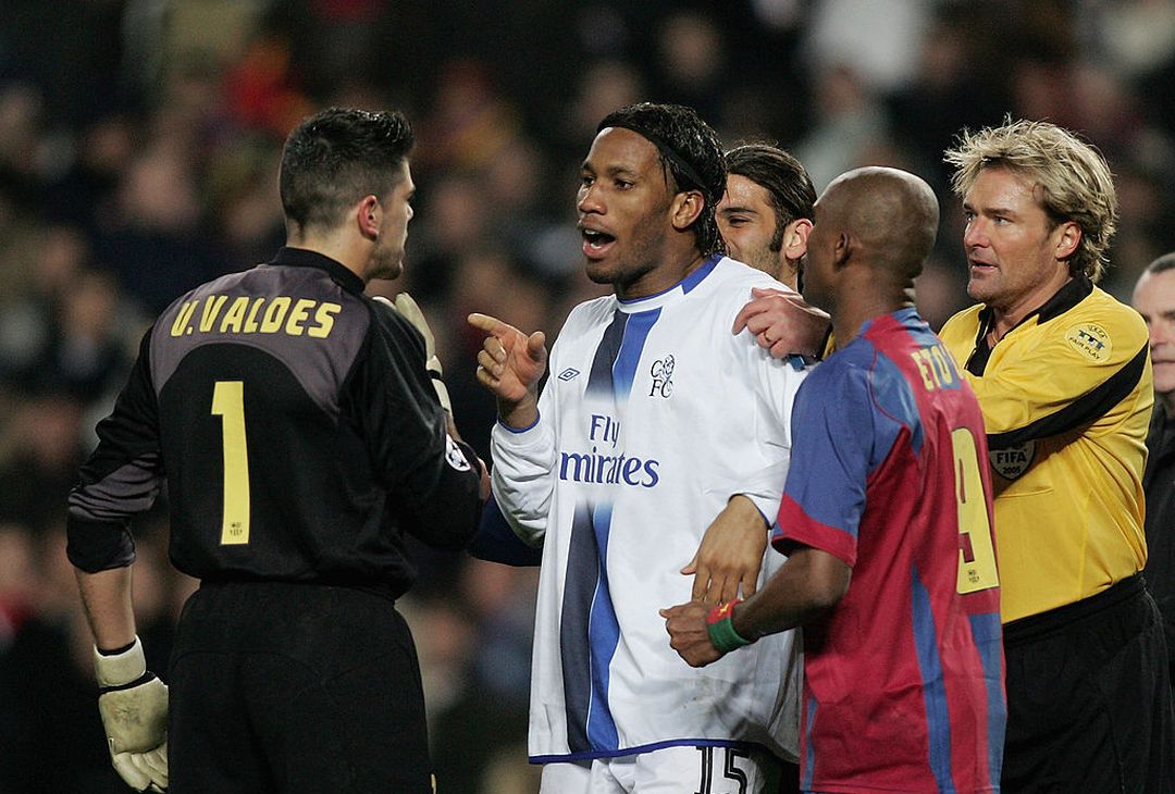  Drogba espulso nel 2005: il Chelsea era in vantaggio 1-0, poi il Barça ha vinto 2-1.   