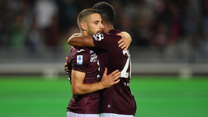 TURIN, ITALY - SEPTEMBER 04: Nikola Vlasic of Torino FC celebrates the victory with team mate Koffi Djidji at the end of the Serie A match between Torino FC and US Lecce at Stadio Olimpico di Torino on September 5, 2022 in Turin, Italy. (Photo by Valerio Pennicino/Getty Images) Torino, la diagnosi per Vlasic! Ecco la probabile formazione, da Ilic a Miranchuk - immagine 1