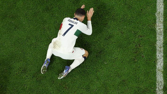 DOHA, QATAR - DECEMBER 10: Cristiano Ronaldo of Portugal looks dejected after their sides' elimination from the tournament during the FIFA World Cup Qatar 2022 quarter final match between Morocco and Portugal at Al Thumama Stadium on December 10, 2022 in Doha, Qatar. (Photo by Lars Baron/Getty Images) Cuore d’oro Ancelotti: prova a lenire l’orgoglio ferito di Cristiano Ronaldo - immagine 1