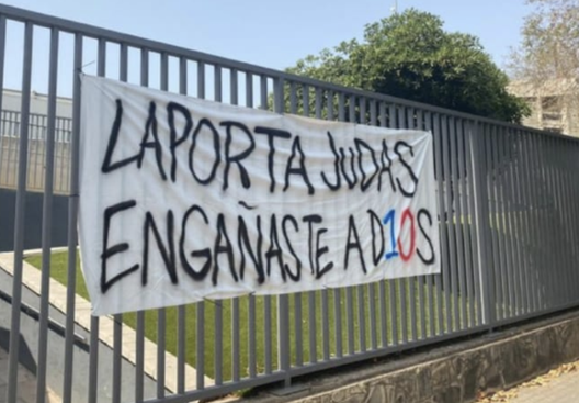 Barcellona, striscioni contro Laporta: “Giuda, hai ingannato Messi” Barcellona, striscioni contro Laporta: “Giuda, hai ingannato Messi”