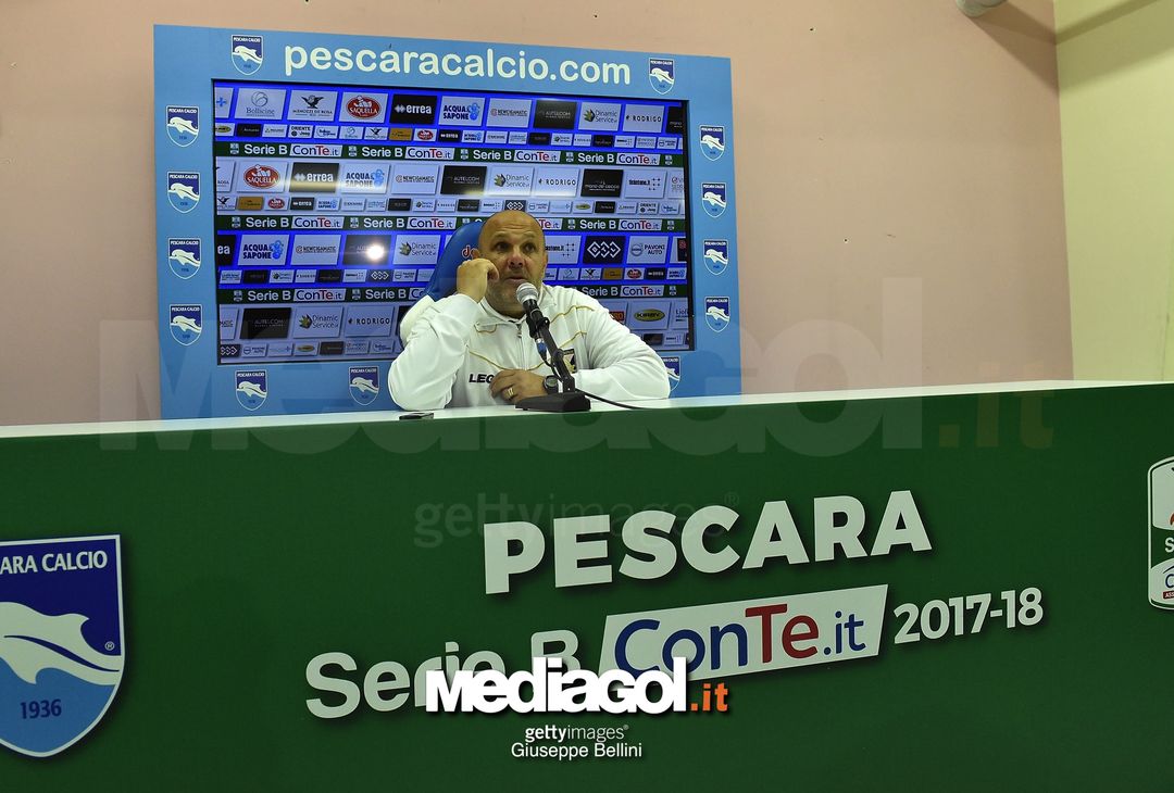  PESCARA, ITALY - NOVEMBER 03:  Bruno Tedino head coach of US Città di Palermo FC during press conference after the Serie B match between Pescara Calcio and US Citta di Palermo FC at Stadio Adriatico Giovanni Cornacchia on November 3, 2017 in Pescara, Italy.  (Photo by Giuseppe Bellini/Getty Images) 