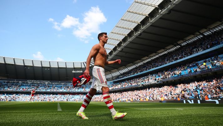 MANCHESTER, ENGLAND - AUGUST 28: Cedric Soares of Arsenal goes to give his shirt away after the Premier League match between Manchester City and Arsenal at Etihad Stadium on August 28, 2021 in Manchester, England. (Photo by Catherine Ivill/Getty Images) Ex Inter, Cedric Soares da una Londra all’altra: dall’Arsenal al Fulham… - immagine 1