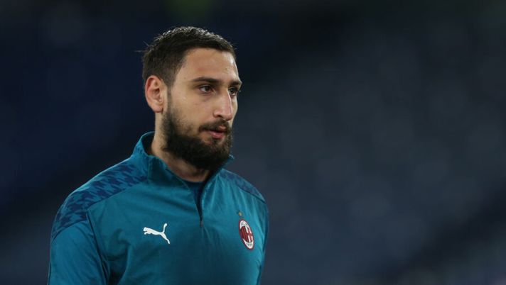 ROME, ITALY - FEBRUARY 28: Gianluigi Donnarumma of AC Milan looks on during the warm up prior to the Serie A match between AS Roma and AC Milan at Stadio Olimpico on February 28, 2021 in Rome, Italy. Sporting stadiums around Italy remain under strict restrictions due to the Coronavirus Pandemic as Government social distancing laws prohibit fans inside venues resulting in games being played behind closed doors. (Photo by Paolo Bruno/Getty Images) Trevisani: “Vi dico il club dove va Donnarumma: da chiacchierate varie ho scoperto che…” - immagine 1