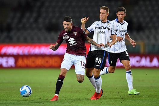  TURIN, ITALY - AUGUST 21: Antonio Sanabria (L) of Torino FC is challenged by Mario Pasalic of Atalanta BC during the Serie A match between Torino FC and Atalanta BC at Stadio Olimpico di Torino on August 21, 2021 in Turin, Italy. (Photo by Valerio Pennicino/Getty Images) 