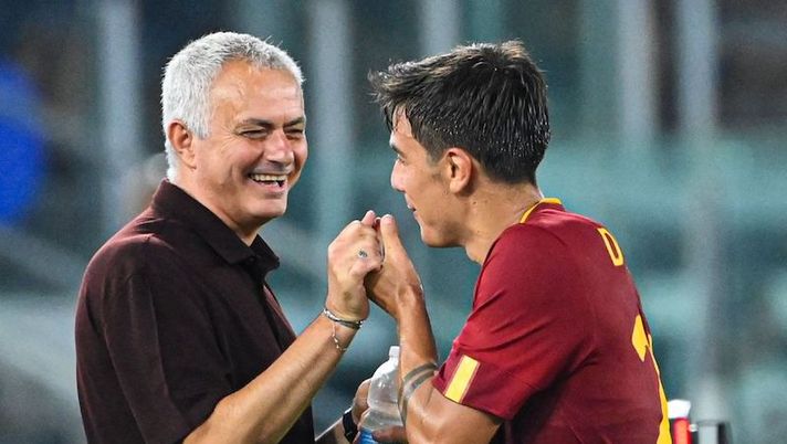AS Roma's Argentinian forward Paulo Dybala (R) jokes with AS Roma's Portuguese coach Jose Mourinho as he is being substituted during the Italian Serie A football match between AS Roma and Monza on August 30, 2022 at the Olympic stadium in Rome. (Photo by Alberto PIZZOLI / AFP) (Photo by ALBERTO PIZZOLI/AFP via Getty Images) Mourinho: “Dybala? Scaloni ci invierà una bottiglia! Gestirò così Belotti a Udine, Abraham…” - immagine 1
