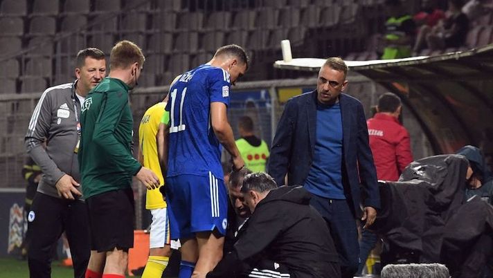 Bosnian forward Edin Dzeko receives medical treatment from medical staff during the UEFA Nations League 2022 - League B group 3 match between Bosnia and Herzegovina and Romania in Zenica on June 7, 2022. (Photo by ELVIS BARUKCIC / AFP) (Photo by ELVIS BARUKCIC/AFP via Getty Images) Inter, Dzeko out al 45’ in nazionale: cosa filtra sul problema al ginocchio accusato - immagine 1