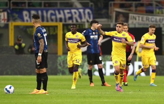 MILAN, ITALY - MARCH 19: Lucas Torreira of Fiorentina celebrates after scoring their team's first goal during the Serie A match between FC Internazionale and ACF Fiorentina at Stadio Giuseppe Meazza on March 19, 2022 in Milan, Italy. (Photo by Marco Luzzani/Getty Images) MILAN, ITALY - MARCH 19: Lucas Torreira of Fiorentina celebrates after scoring their team's first goal during the Serie A match between FC Internazionale and ACF Fiorentina at Stadio Giuseppe Meazza on March 19, 2022 in Milan, Italy. (Photo by Marco Luzzani/Getty Images)