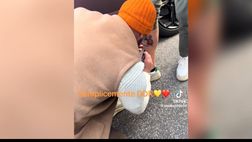 VIDEO – De Rossi cuore d’oro: si ferma per un tifoso che voleva tatuarsi la sua firma