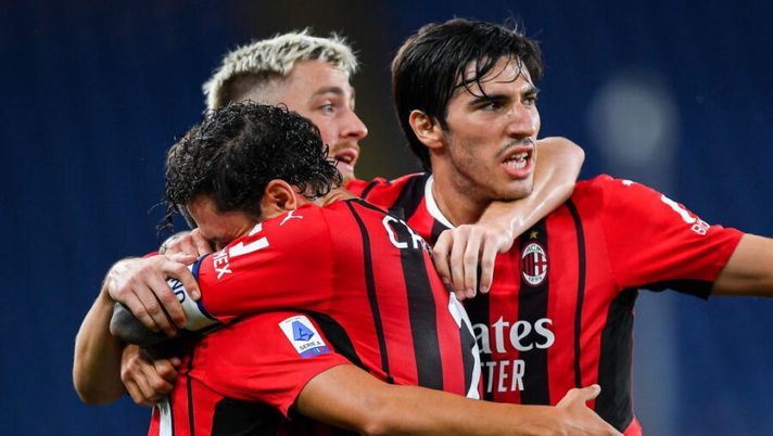 GENOA, ITALY - AUGUST 23: Brahim Diaz of Milan (L) celebrates with his team-mates Davide Calabria, Alexis Saelemaekers and Sandro Tonali after scoring a goal during the Serie A match between UC Sampdoria and Ac Milan at Stadio Luigi Ferraris on August 23, 2021 in Genoa, Italy. (Photo by Getty Images)  Milan, migliorano le condizioni di Tonali: cosa filtra verso l’Atalanta - immagine 1