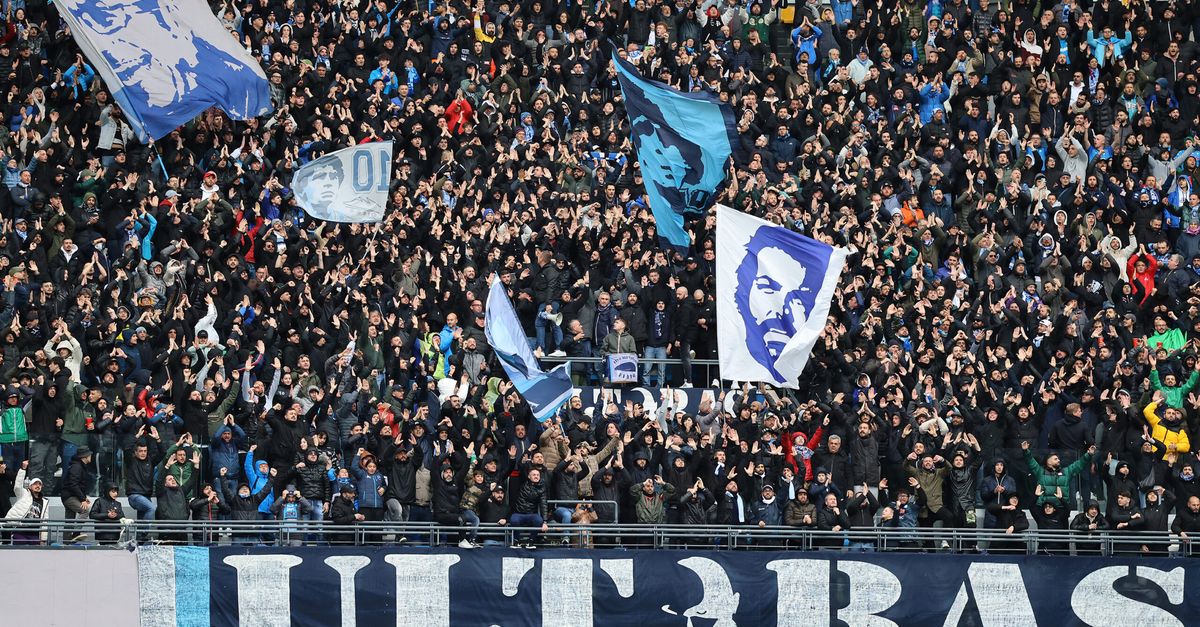 FOTO Napoli-Verona, In Curva B Appare La Bandiera Di Bud Spencer: Il ...