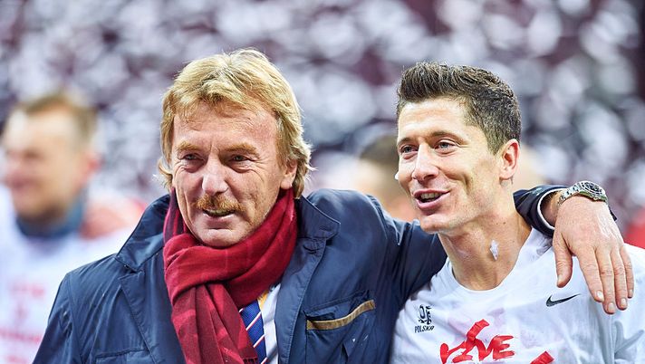 WARSAW, POLAND - OCTOBER 11: (L-R) President of Polish Football Association Zbigniew Boniek and Robert Lewandowski of Poland celebrate after the UEFA EURO 2016 qualifying match between Poland and Republic of Ireland at National Stadium on October 11, 2015 in Warsaw, Poland. (Photo by Adam Nurkiewicz/Getty Images) Barça, Lewandowski si dichiara a Xavi: “Mister, voglio davvero allenarmi con te” - immagine 1