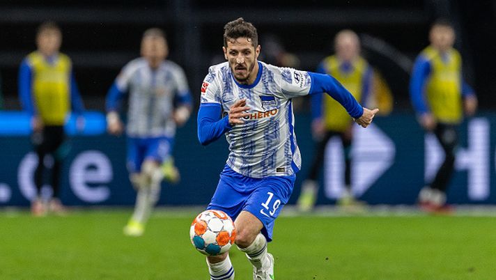 BERLIN, GERMANY - NOVEMBER 07: Stevan Jovetic of Hertha BSC runs with the ball during the Bundesliga match between Hertha BSC and Bayer 04 Leverkusen at Olympiastadion on November 07, 2021 in Berlin, Germany. (Photo by Boris Streubel/Getty Images) Nel 2022 l’Hertha si aggrappa a Jovetic: due derby di Berlino nel mirino - immagine 1