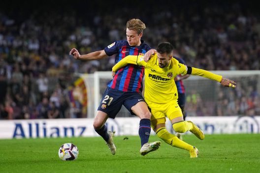 BARCELONA, SPAIN - OCTOBER 20: Frenkie de Jong of FC Barcelona battles for possession with Alex Baena of Villarreal CF during the LaLiga Santander match between FC Barcelona and Villarreal CF at Spotify Camp Nou on October 20, 2022 in Barcelona, Spain. (Photo by Alex Caparros/Getty Images) Barcellona, De Jong: “Vincere aiuta, l’atmosfera dello spogliatoio è decisamente migliorata” - immagine 1