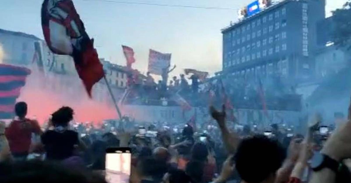Festa Scudetto Milan, ‘Pioli is on fire’ in Piazza Cadorna | VIDEO