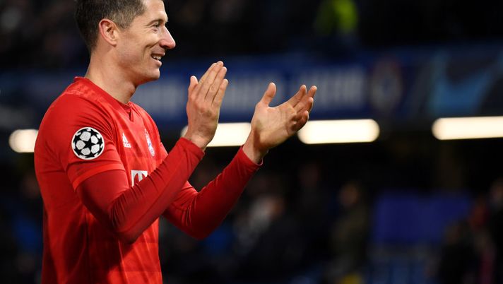 LONDON, ENGLAND - FEBRUARY 25: Robert Lewandowski of Bayern Munich acknowledges the fans  during the UEFA Champions League round of 16 first leg match between Chelsea FC and FC Bayern Muenchen at Stamford Bridge on February 25, 2020 in London, United Kingdom. (Photo by Mike Hewitt/Getty Images) 