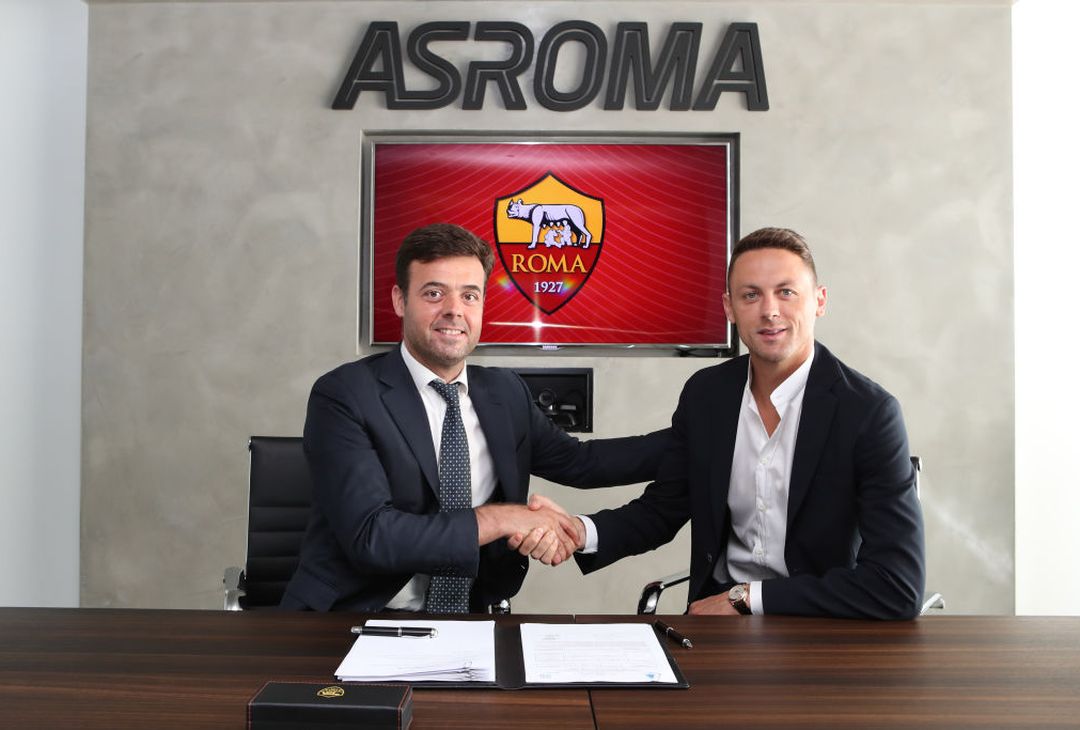 Le immagini di Matic alla firma del contratto con la Roma – FOTO GALLERY - immagine 7