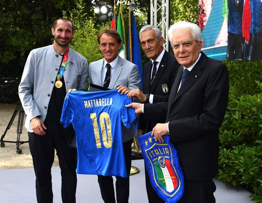 ROME, ITALY - JULY 12: (L-R) Italy captain Giorgio Chellini, Italy coach Roberto Mancini, FIGC President Gabriele Gravina and President Sergio Mattarella pose during the meeting between President of Italy Sergio Mattarella and the Italian national football team after their July 11 win against England in the Euro 2020 championship finals on July 12, 2021 in Rome, Italy. (Photo by Claudio Villa/Getty Images) Presidente della Repubblica: Mattarella è stato rieletto- immagine 2