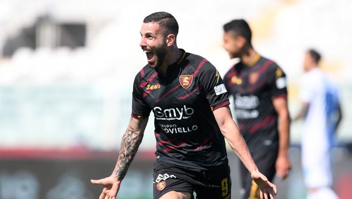PESCARA, ITALY - MAY 10: Gennaro Tutino of US Salernitana celebrates after scoring the 0-3 goal during the Serie B match between Pescara Calcio and US Salernitana at Adriatico Stadium on May 10, 2021 in Pescara, Italy. (Photo by Francesco Pecoraro/Getty Images) PESCARA, ITALY - MAY 10: Gennaro Tutino of US Salernitana celebrates after scoring the 0-3 goal during the Serie B match between Pescara Calcio and US Salernitana at Adriatico Stadium on May 10, 2021 in Pescara, Italy. (Photo by Francesco Pecoraro/Getty Images)