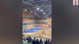 VIDEO / Incredibile: sbaglia il rigore e ribalta la porta