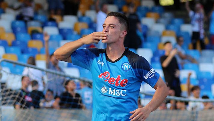 NAPLES, ITALY - SEPTEMBER 10: Giacomo Raspadori of SSC Napoli celebrates after scoring the first goal for his team during the Serie A match between SSC Napoli and Spezia Calcio at Stadio Diego Armando Maradona on September 10, 2022 in Naples, Italy. (Photo by Francesco Pecoraro/Getty Images) Raspadori: “Napoli scelta ambiziosa! Aguero, Spalletti, Simeone e l’eredità di Mertens” - immagine 1