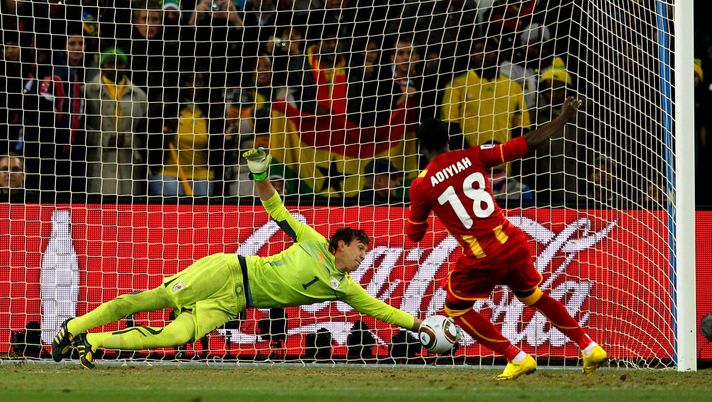JOHANNESBURG, SOUTH AFRICA - JULY 02: Fernando Muslera of Uruguay makes a save as Dominic Adiyiah of Ghana fails to score in a penalty shoot out during the 2010 FIFA World Cup South Africa Quarter Final match between Uruguay and Ghana at the Soccer City stadium on July 2, 2010 in Johannesburg, South Africa. (Photo by Cameron Spencer/Getty Images) Dal Pallone d’Oro under-20 allo svincolo: la strana storia di Adiyiah, leggendaria meteora milanista - immagine 1