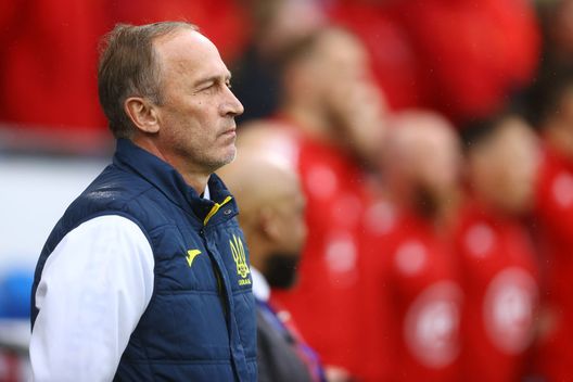CARDIFF, WALES - JUNE 05: Oleksandr Petrakov, Head Coach of Ukraine looks on prior to the FIFA World Cup Qualifier between Wales and Ukraine at Cardiff City Stadium on June 05, 2022 in Cardiff, Wales. (Photo by Michael Steele/Getty Images) Petrakov, CT dell’Ucraina multato dalla UEFA per le sue dichiarazioni: “Ridirei tutto” - immagine 1