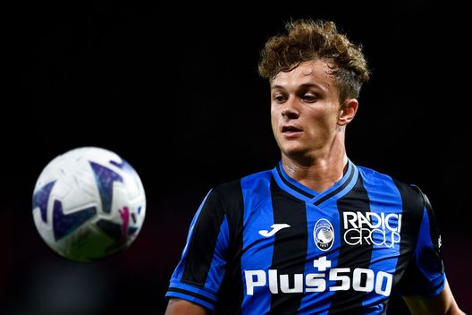 GEWISS STADIUM, BERGAMO, ITALY - 2022/08/21: Giorgio Scalvini of Atalanta BC in action during the Serie A football match between Atalanta BC and AC Milan. The match ended 1-1 tie. (Photo by Nicolò Campo/LightRocket via Getty Images) Fausto Pari: “Scalvini associato a City e Atletico? Prematuro, vuole restare a Bergamo e crescere” - immagine 1