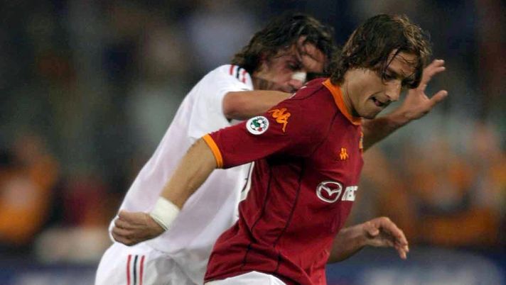 Paolo Maldini (ex difensore AC Milan) e Francesco Totti (ex attaccante AS Roma) in un Roma-Milan del 26 aprile 2003 (Getty Images) Paolo Maldini (ex difensore AC Milan) e Francesco Totti (ex attaccante AS Roma) in un Roma-Milan del 26 aprile 2003 (Getty Images)