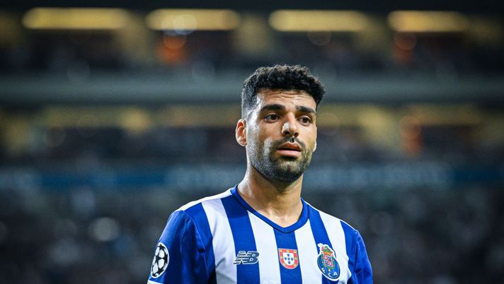 PORTO, PORTUGAL - OCTOBER 04: Mehdi Taremi of FC Porto in action during the UEFA Champions League group B match between FC Porto and Bayer 04 Leverkusen at Estadio do Dragao on October 4, 2022 in Porto, Portugal. (Photo by Octavio Passos/Getty Images) Gazzetta: “Milan, solo uno tra Chukwueze e Taremi: in pole c’è l’iraniano, ecco perché” - immagine 1