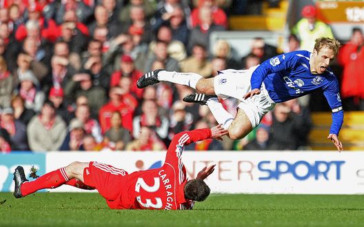 Carragher e Phil Neville nel 2008 nel derby di Liverpool (Photo by Laurence Griffiths/Getty Images) Carragher e Phil Neville nel 2008 nel derby di Liverpool (Photo by Laurence Griffiths/Getty Images)