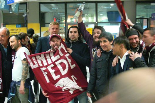 Urbano Cairo, Glik e Martinez accolti dai tifosi a Caselli dopo la trasferta in Russia Urbano Cairo, Glik e Martinez accolti dai tifosi a Caselli dopo la trasferta in Russia